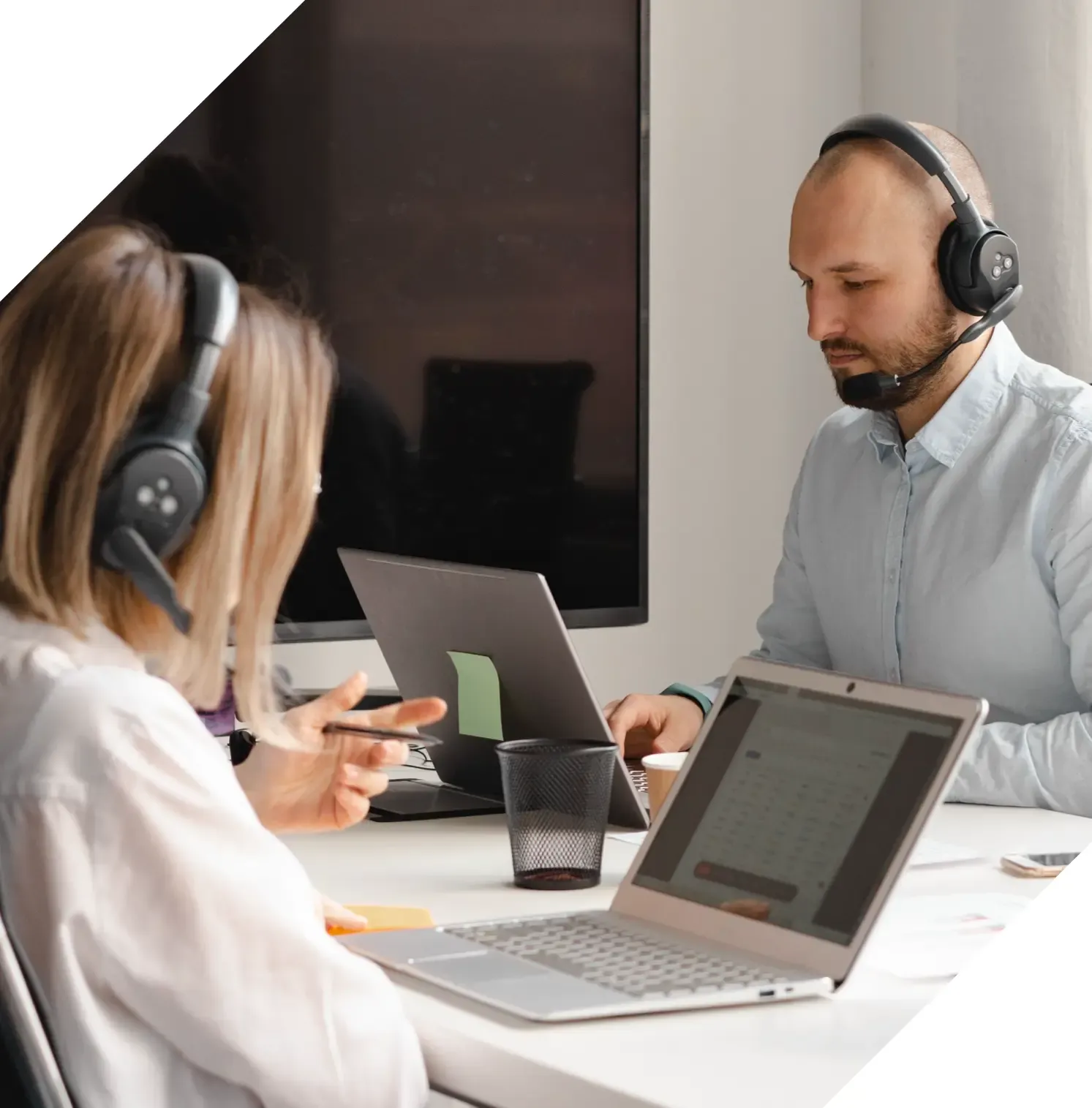 Nearshore contact center agent taking a customer call
